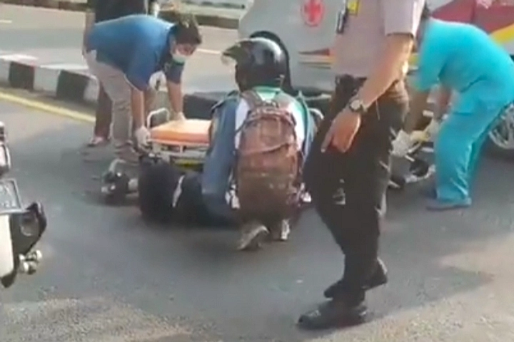 Pemotor Tewas Saat Menyalip Dua Kendaraan di Jalan Weleri