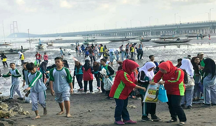 Pemulung Plastik di TPS Surabaya Menambah Penumpukan Sampah