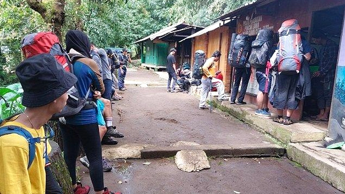 Pendaki 16 Tahun Evakuasi Akibat Hipotermia di Gunung Lawu