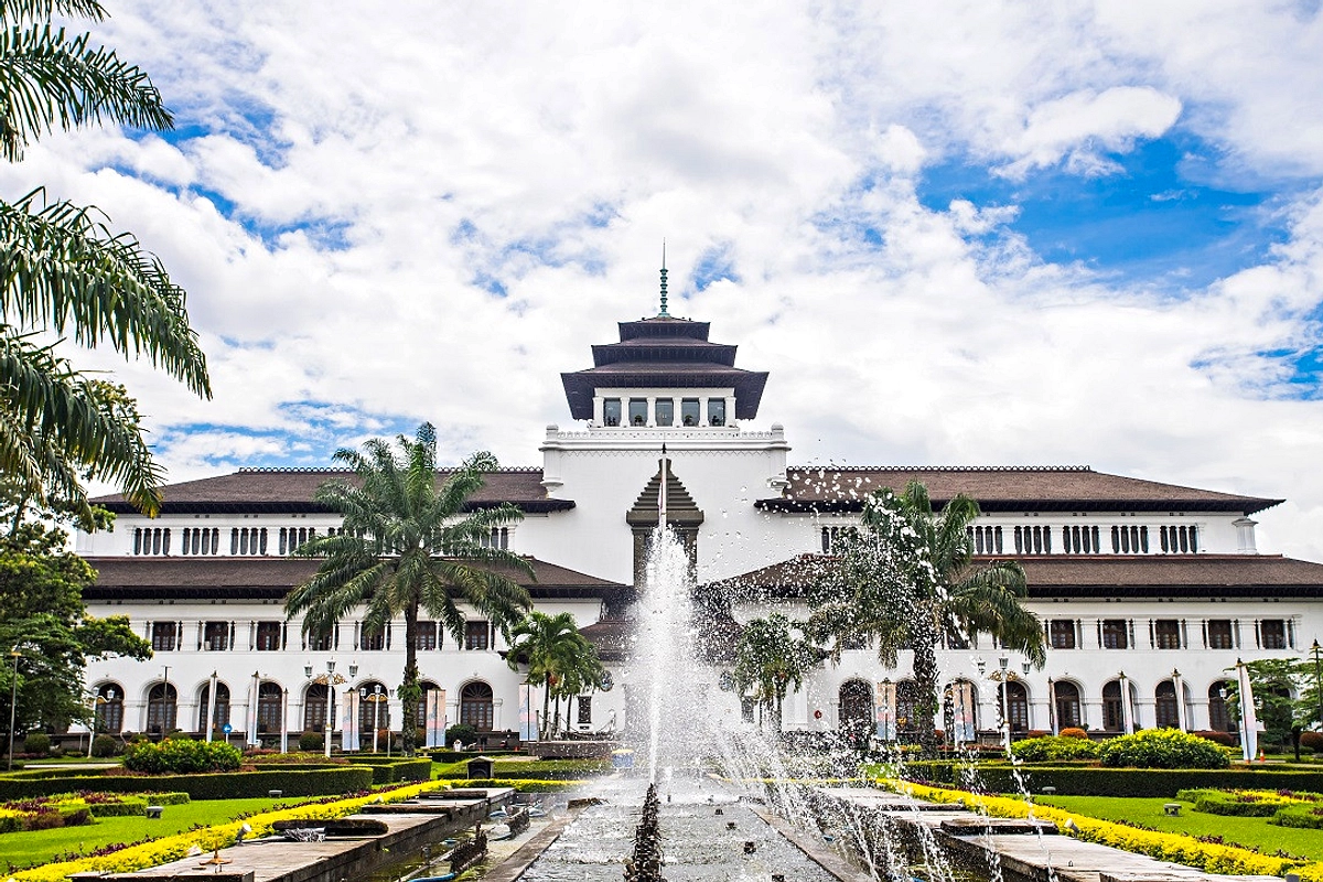 Penduduk Usir Hama Serangga di Kebun Sekolah Jakarta