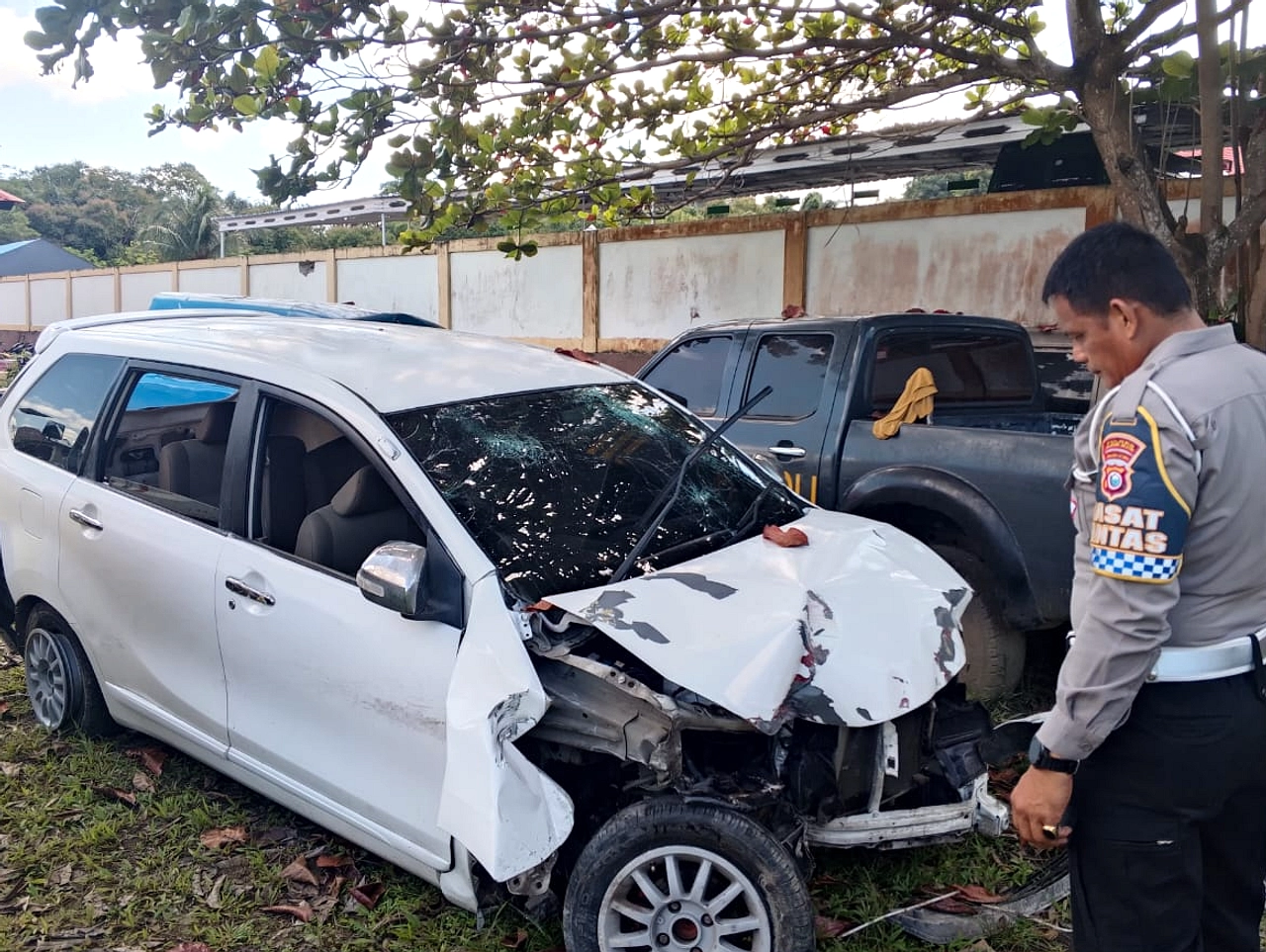Pengemudi Calya Rusak Mobil Mini Countryman