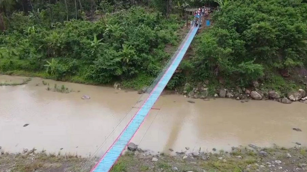 Pengemudi Nekat Lintasi Jembatan Gantung di Cianjur Minta Maaf
