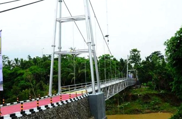 Pengemudi Nekat Seberangi Jembatan Gantung di Cianjur, Motifnya Efisiensi Waktu