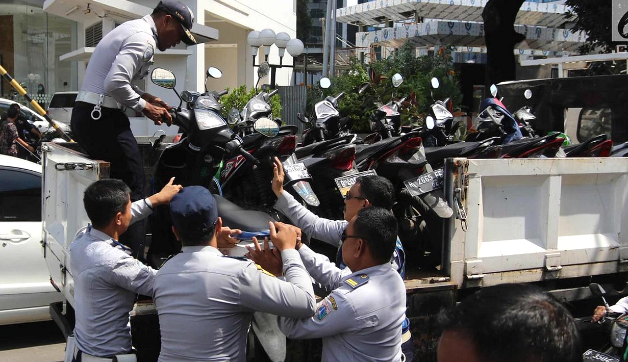 Pengemudi Ojol Nekat Panjat Truk Dishub Demi Motor Tak Diangkut