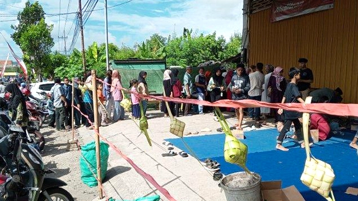 Pengendara Dihentikan di Sumberingin, Makan Ketupat Gratis