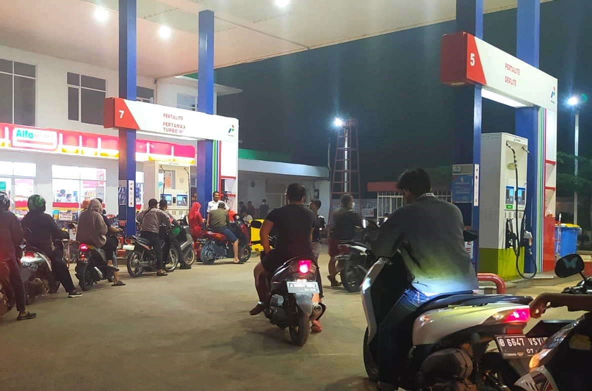 Pengendara SPBU Dago Isi Tangki Penuh Meski Harga Tetap