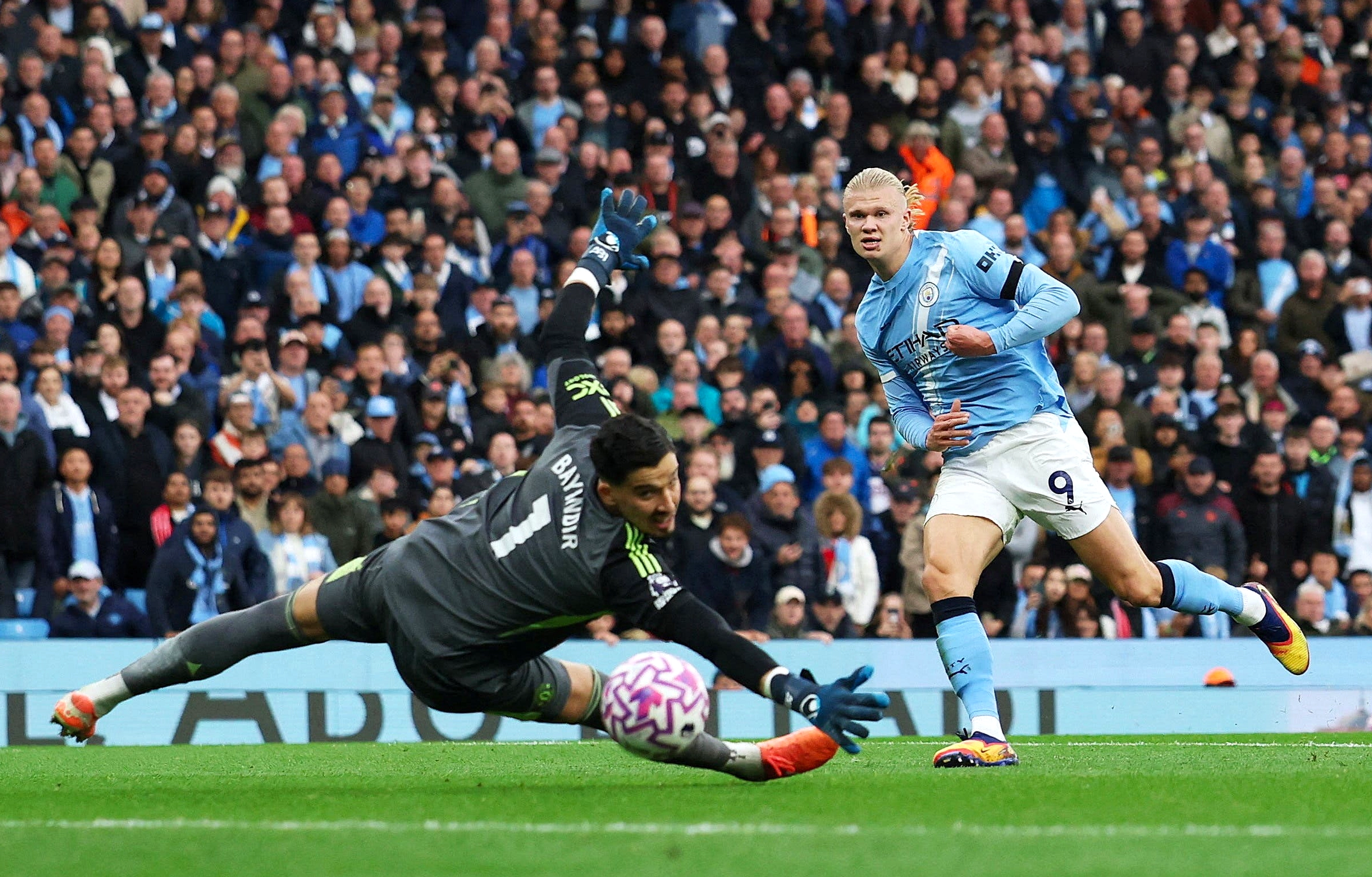 Penggemar Man City Viral, Arsenal Balas Botol Air Bersama