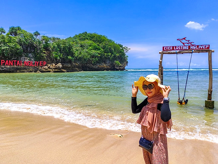 Pengunjung Pantai Ngliyep Dibayar Ganda, Loket Dipindah