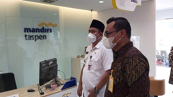 Pensiunan Protes, Gembok Bank Digantungi Kerupuk