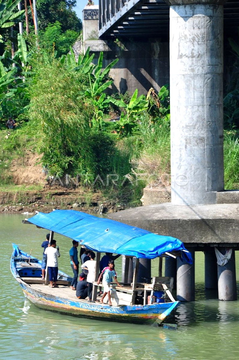 Perahu Darurat Menyeberangi Sungai Serayu, Warga Bergantung