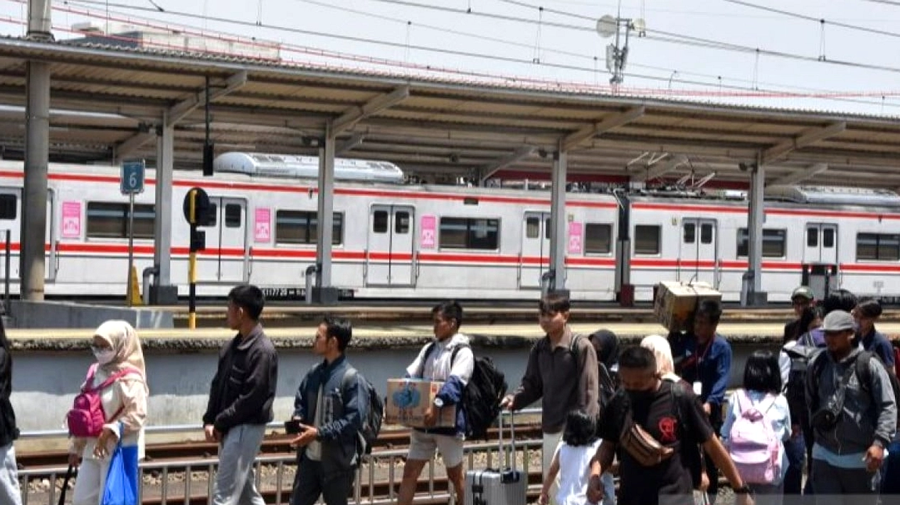 Peron Stasiun Bogor Kini Bisa Tampung Rangkaian Kereta 12 Gerbong
