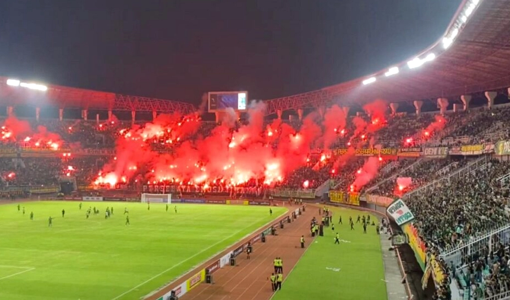 Persib Bandung Usai Tantangan Borneo FC Terjaga di Puncak