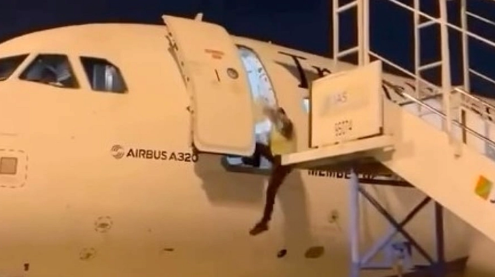 Pesawat easyJet go‑around karena ledakan kembang api Orly