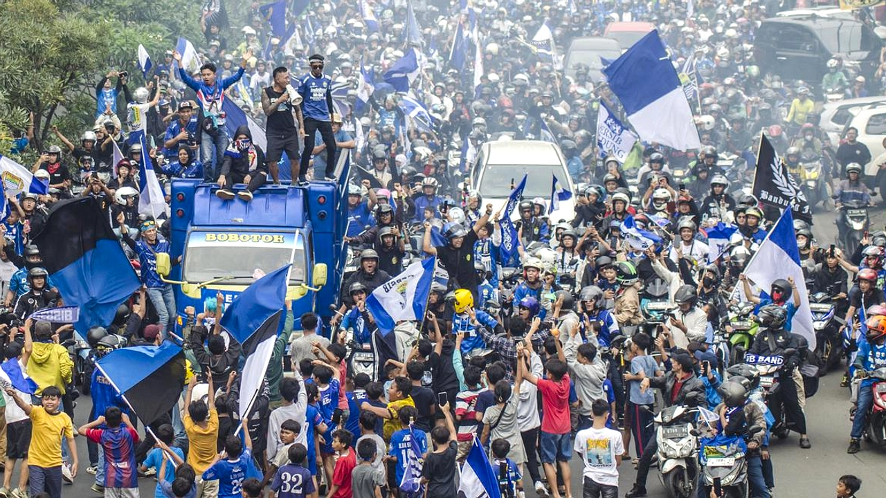 Pesepeda Forkom Bandung Rayakan Juara Persib Tanpa Knalpot