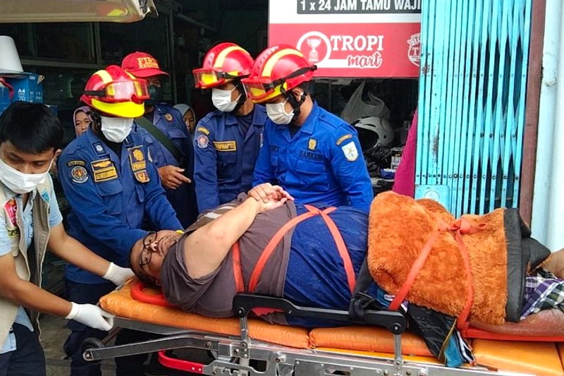 Petugas Damkar Jakarta Timur Evakuasi Pria 150kg Tak Jalan