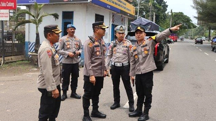 Petugas Dishub Cirebon Pantau Ribuan Kendaraan Lebaran