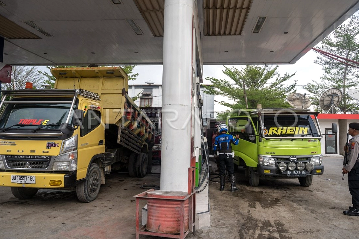Petugas Kempeskan Ban Truk Antre BBM di Manado