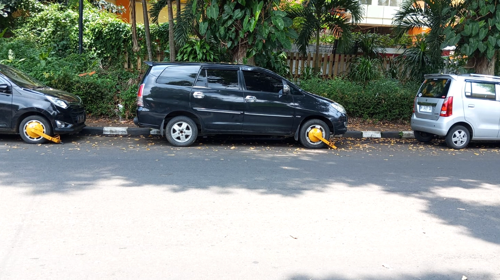 Petugas Satukan Penertiban Parkir Liar di Ubud Melalui