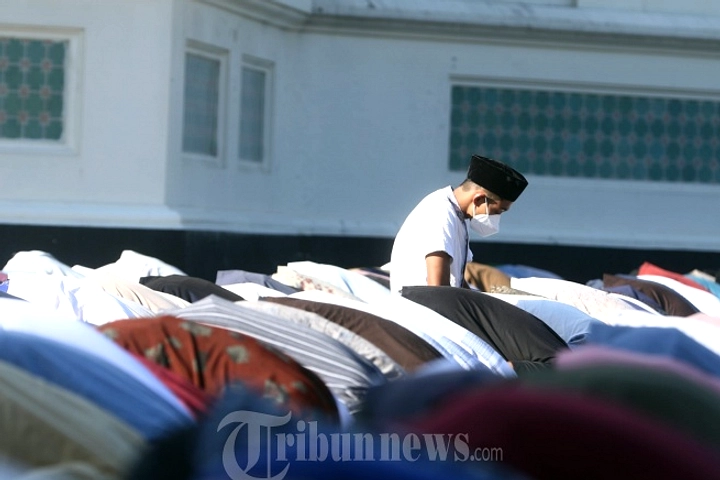 Peziarah Padati Areal Pemakaman Masjid Raya Al Mashun Medan