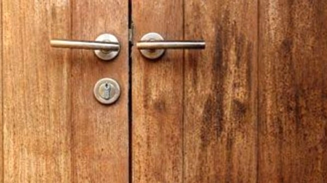 Pintu Kayu di Jakarta Sering Seret, Bisa Merusak Lantai