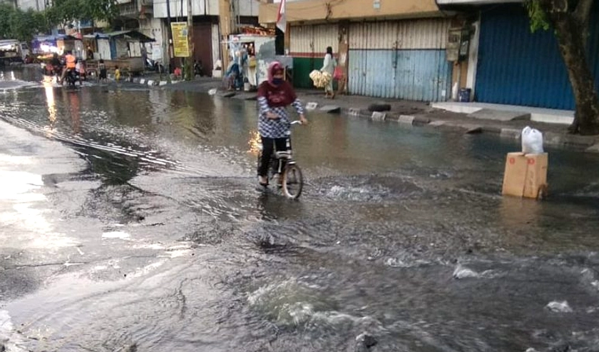 Pipa PDAM Bocor, Air Menyembur di Jalan Ir H Soekarno