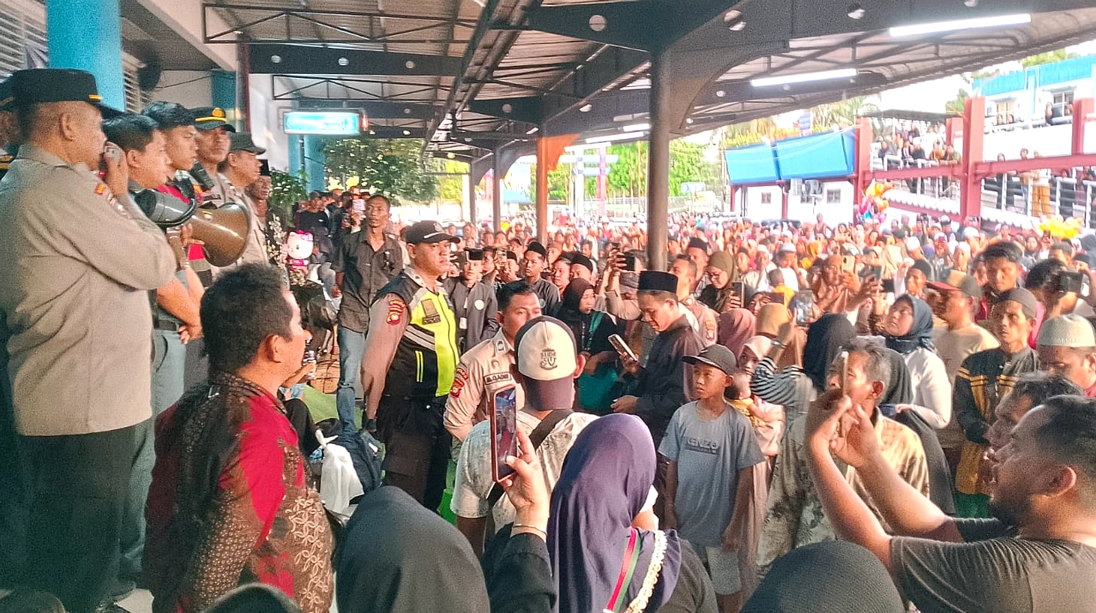 Piton 3m Terhentikan di Jalan Tandes Kidul, Masjid Terkejut