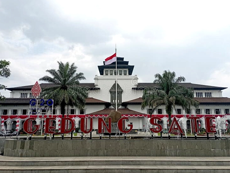 Plaza Gedung Sate Dipasangi Rumput, Progres Tepat Jadwal