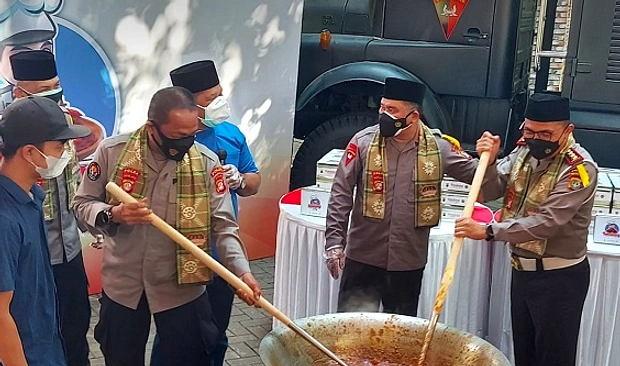Polda Bangka Belitung Bagikan 61 Hewan Kurban ke Masjid