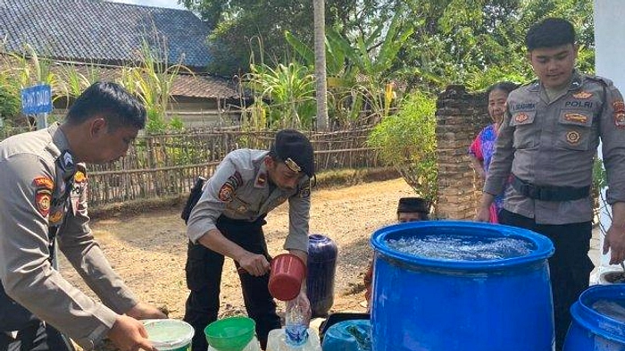 Polda Lampung Kirim 16.000 Liter Air ke Pesawaran Dua Dusun