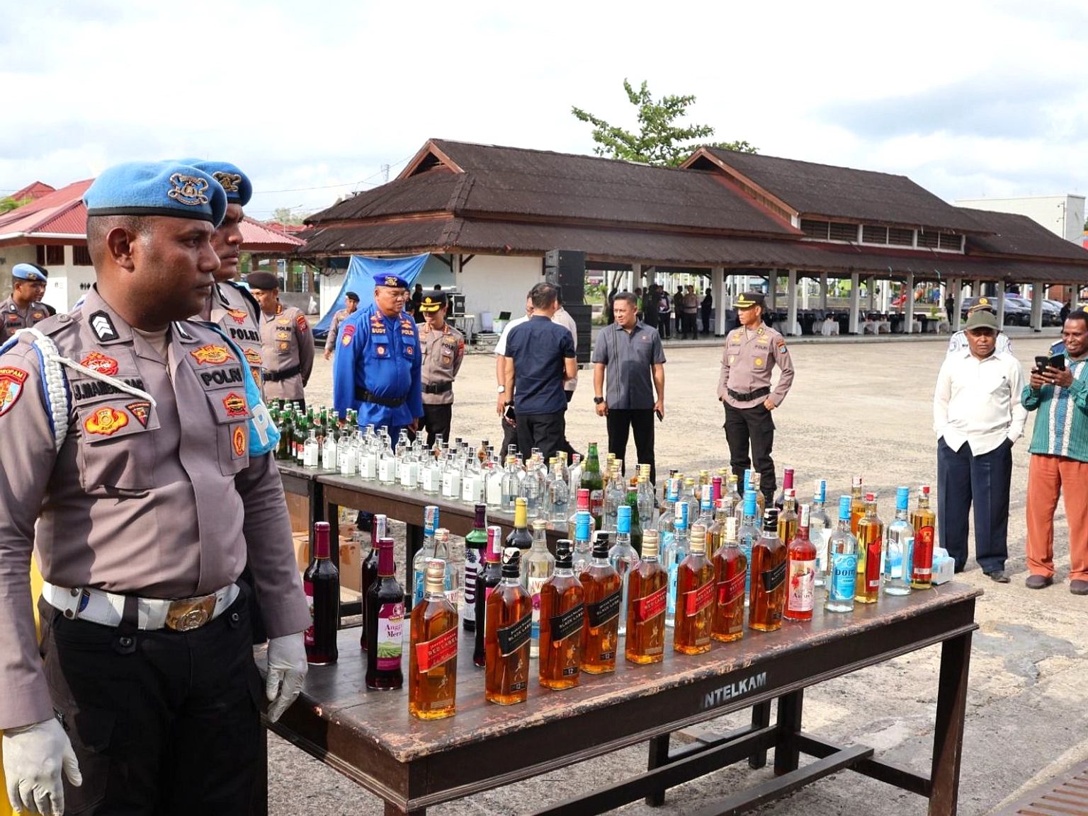 Polda Sumsel Musnahkan 20.088 Botol Miras Oplosan di Palembang
