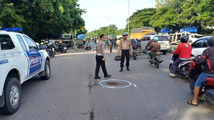Polisi Bangka Barat Perbaiki Jalan Rusak di Sungai Baru