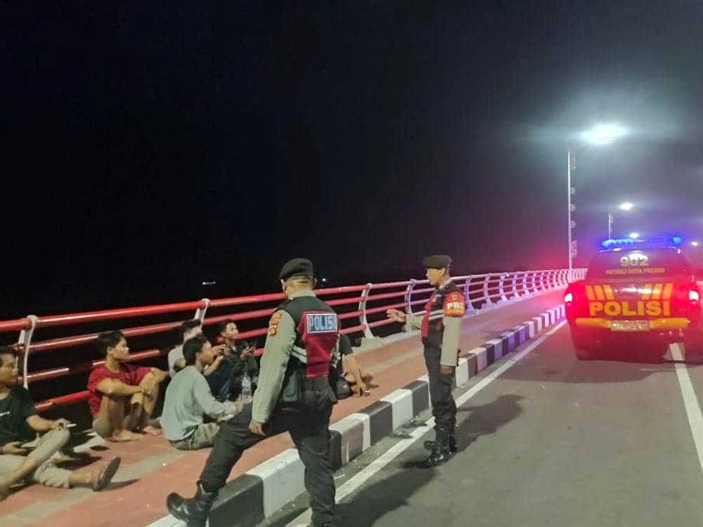 Polisi Lakukan Patroli Lampu Biru di Bypass Ida Bagus Mantra
