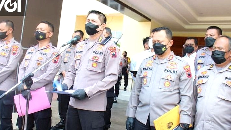 Polisi Misterius Bantu Korban Kebakaran Sukabumi