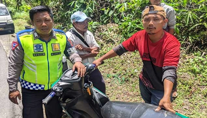 Polisi Satlantas Tertangkap Menari Saat Mengatur Lalu Lintas