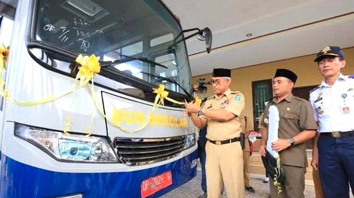 Polisi Tangkap Minibus Overloading 13 Orang di Luwu