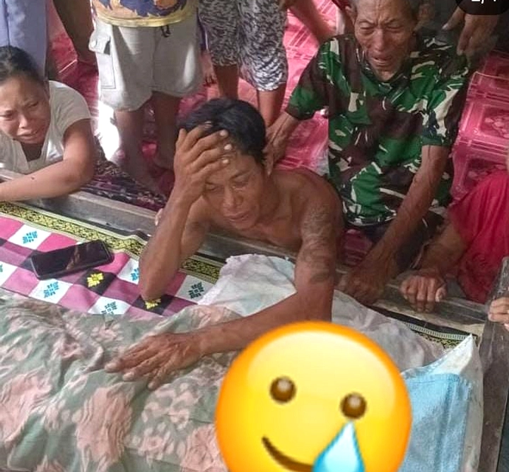 Polisi Temukan Lansia Hidup di Pemakaman, Berikan Sembako