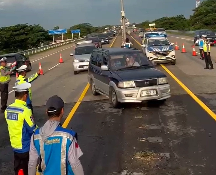 Polisi Terapkan Contraflow di Jalan Kaligawe, Semarang