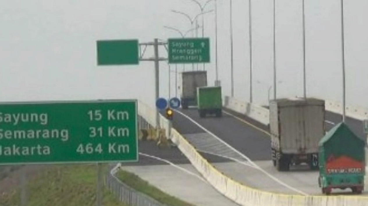 Polisi Tilang Pria Nekat Selfie di Tol Semarang-Solo