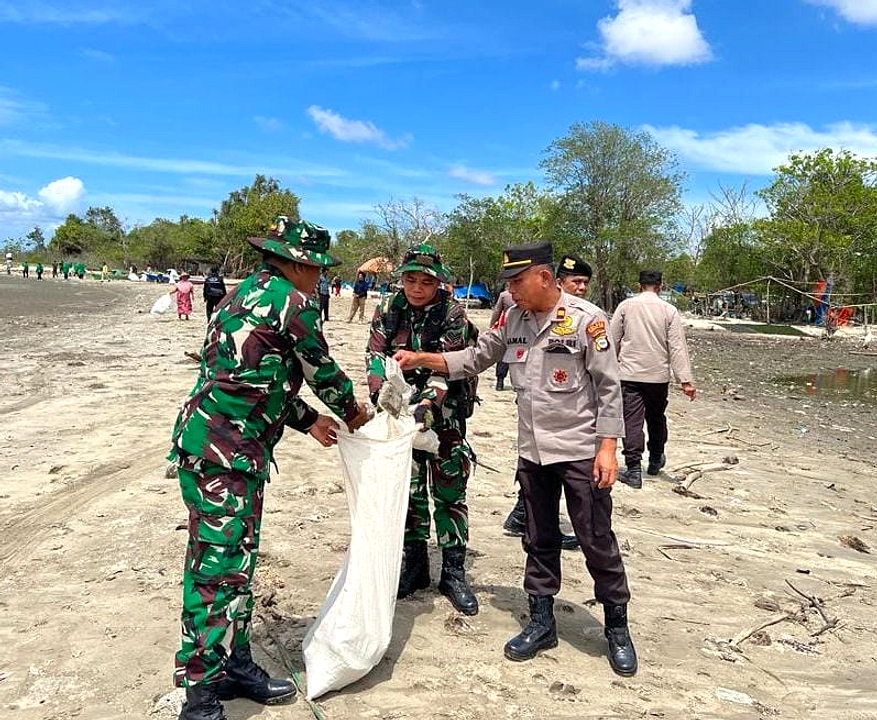 Polres Bangka Barat Bersih‑Bersih Warga Hari Bhayangkara