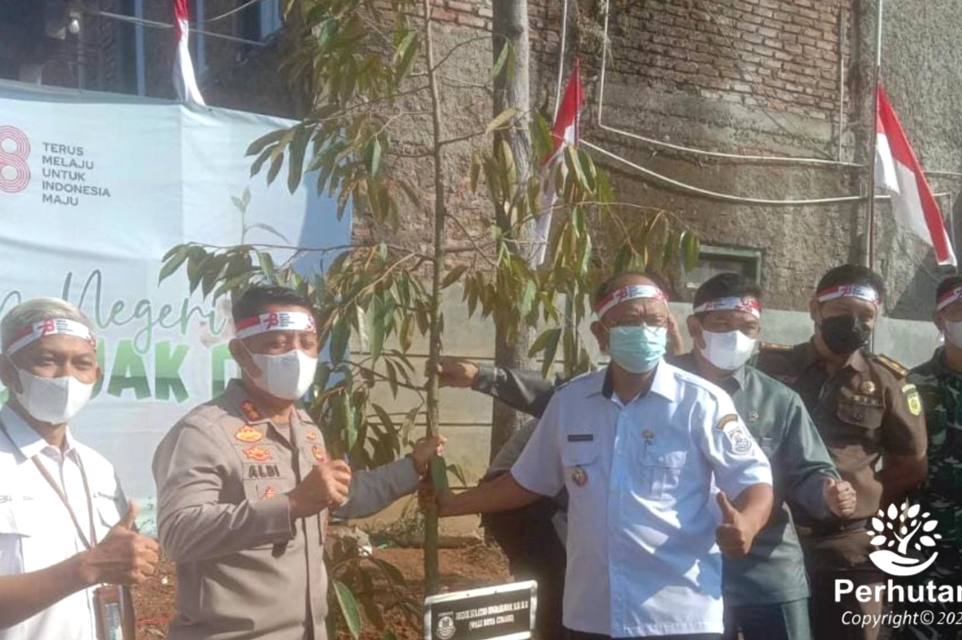 Polres Cimahi Tanam 2.000 Pohon di Gunung Padakasih