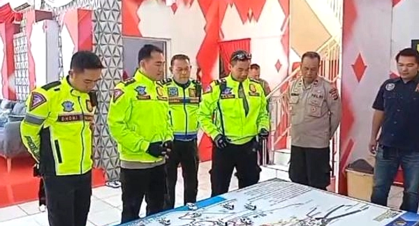 Polres Garut Kirim Polwan Edukasi & Bantu Pengguna Jalan