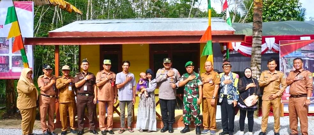 Polres Muara Enim Bantu Warga Bersih Pura Hari Bhayangkara
