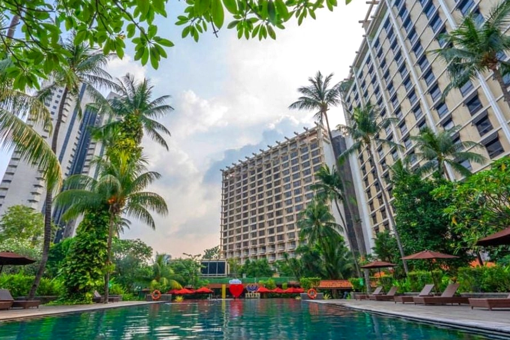 Posko Layanan Bantu Pekerja Hotel Sultan Saat Penutupan