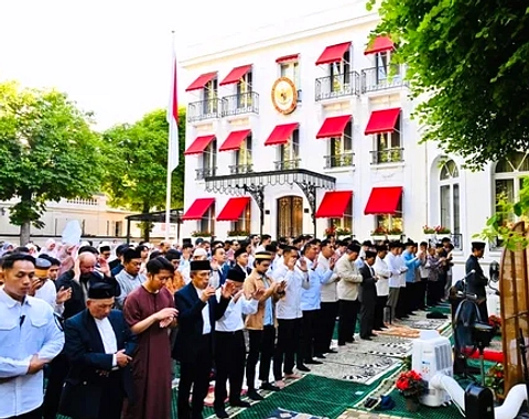 Prabowo Salat Idul Adha di Paris, Siap Kunjungi Macron