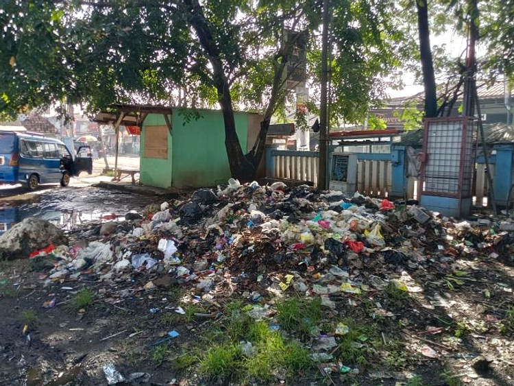 Praktis Angkat Bau Tak Sedap dari Tempat Sampah Dapur Mudah