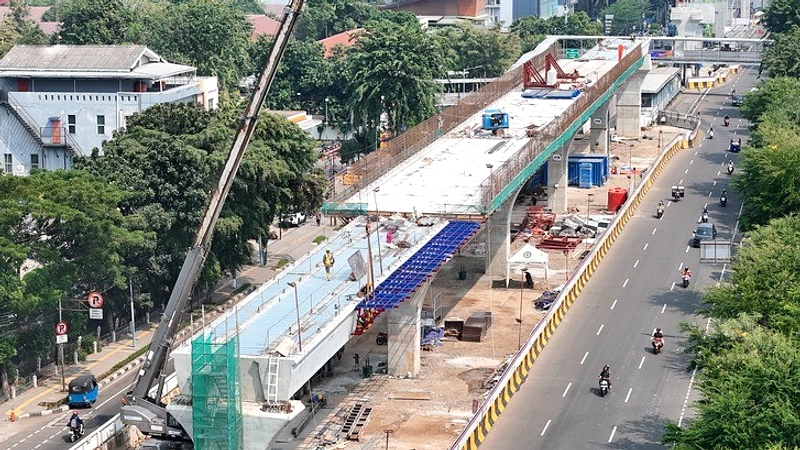 Pramono Tinjau LRT Fase 1B, Target Beroperasi Agustus