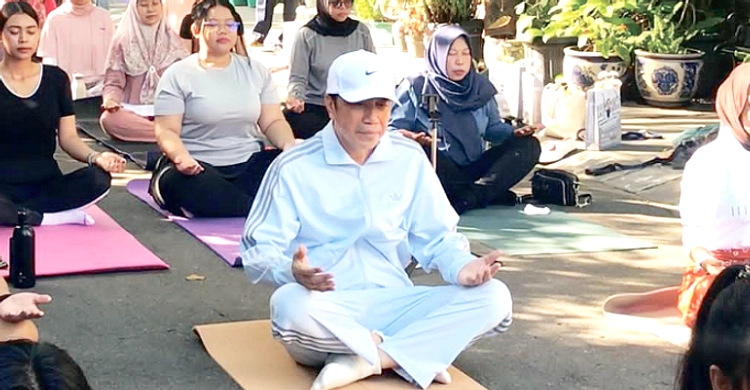 Presiden Jokowi Latih Yoga Singkat di Solo, 5 Menit