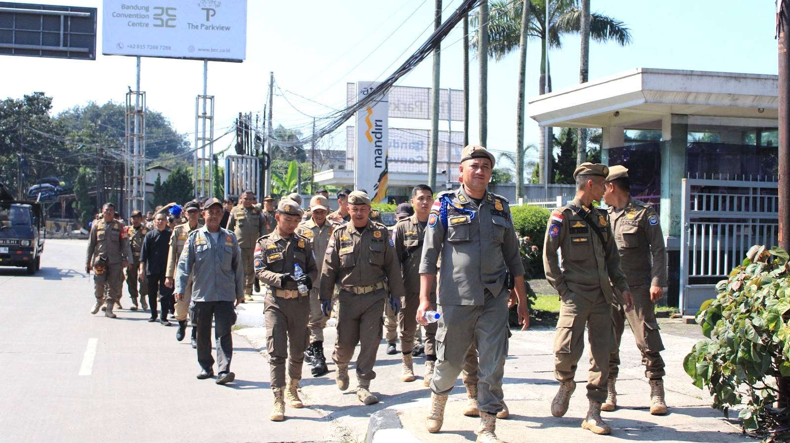 Pria Balet Pink di Perempatan Bandung, Camat Bertindak