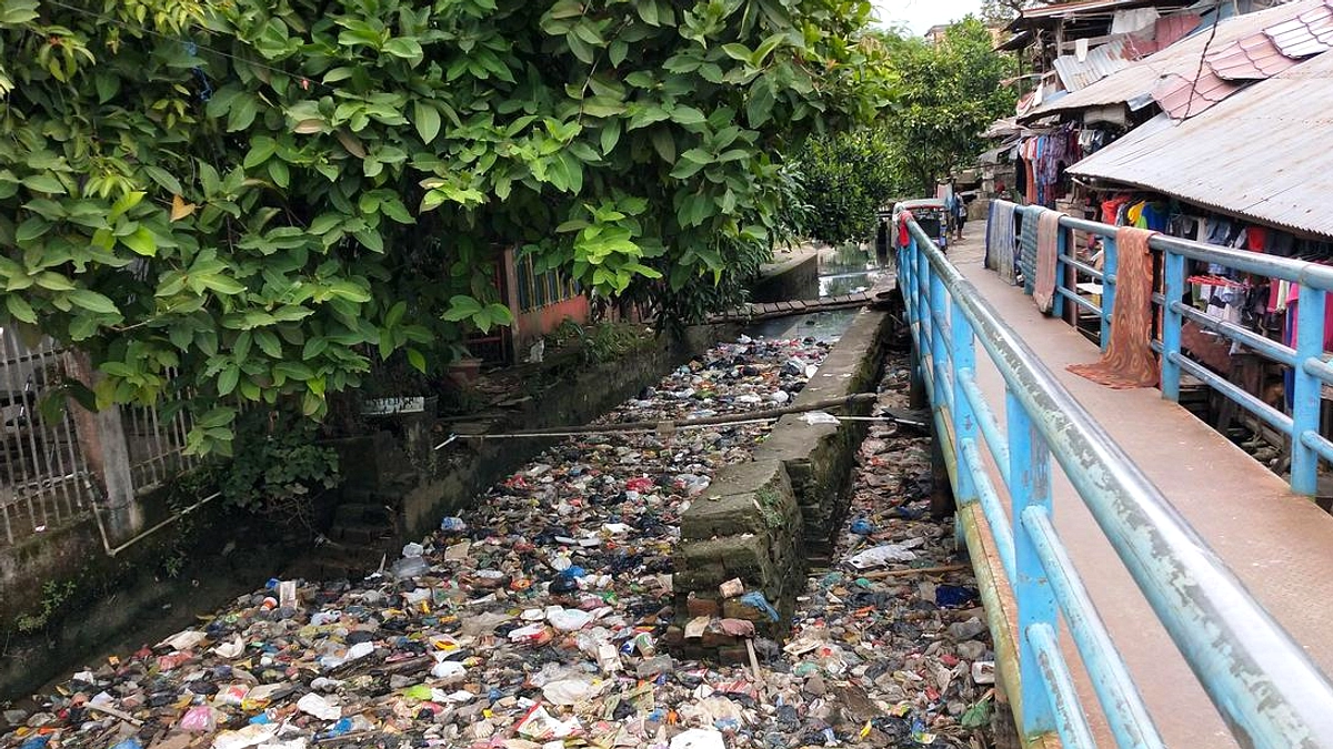 Pria Banjir Sampah di Jembatan Ampera, Tertangkap Satpol PP