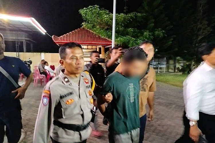 Pria Diduga ODGJ Bacok Helm di Ponorogo